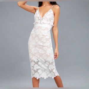 𝅺Bardot lace dress with nude short under slip. Size 8 EUC